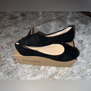 Suede black flats with bow detail on the toe